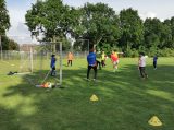 Laatste training S.K.N.W.K. JO9-1 van seizoen 2021-2022 (partijtje tegen de ouders) (51/71)